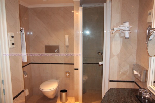 Sofitel Budapest Chain Bridge bathroom