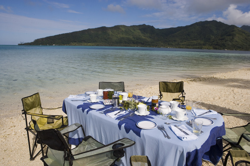 Bora Bora dinner in the water eating