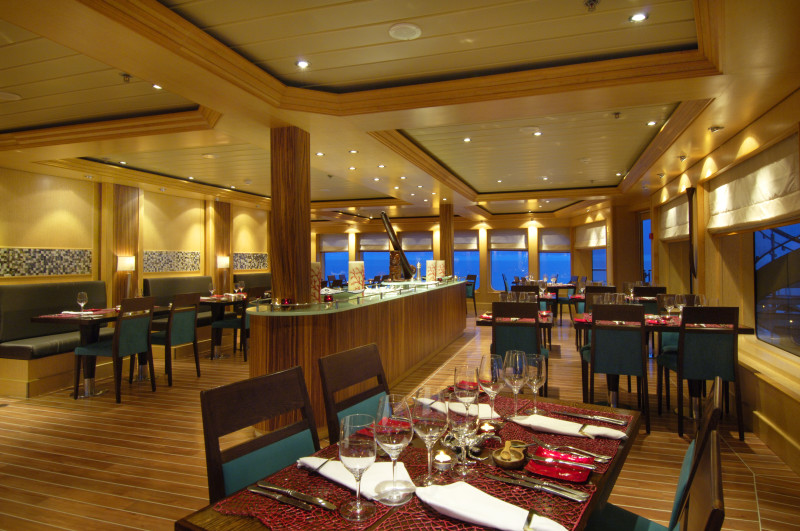 Nomade Yachting by Bora Bora Cruises diner on the water