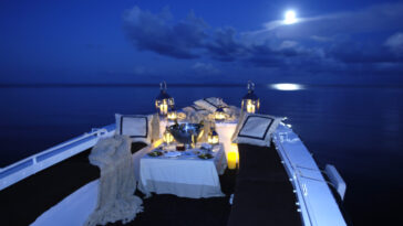 Nomade Yachting by Bora Bora Cruises diner on the water